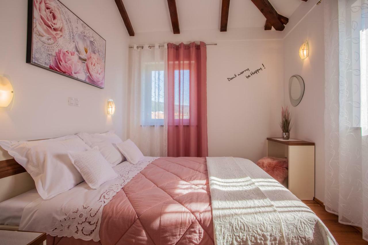 Apartman Madlen Cres Exterior photo