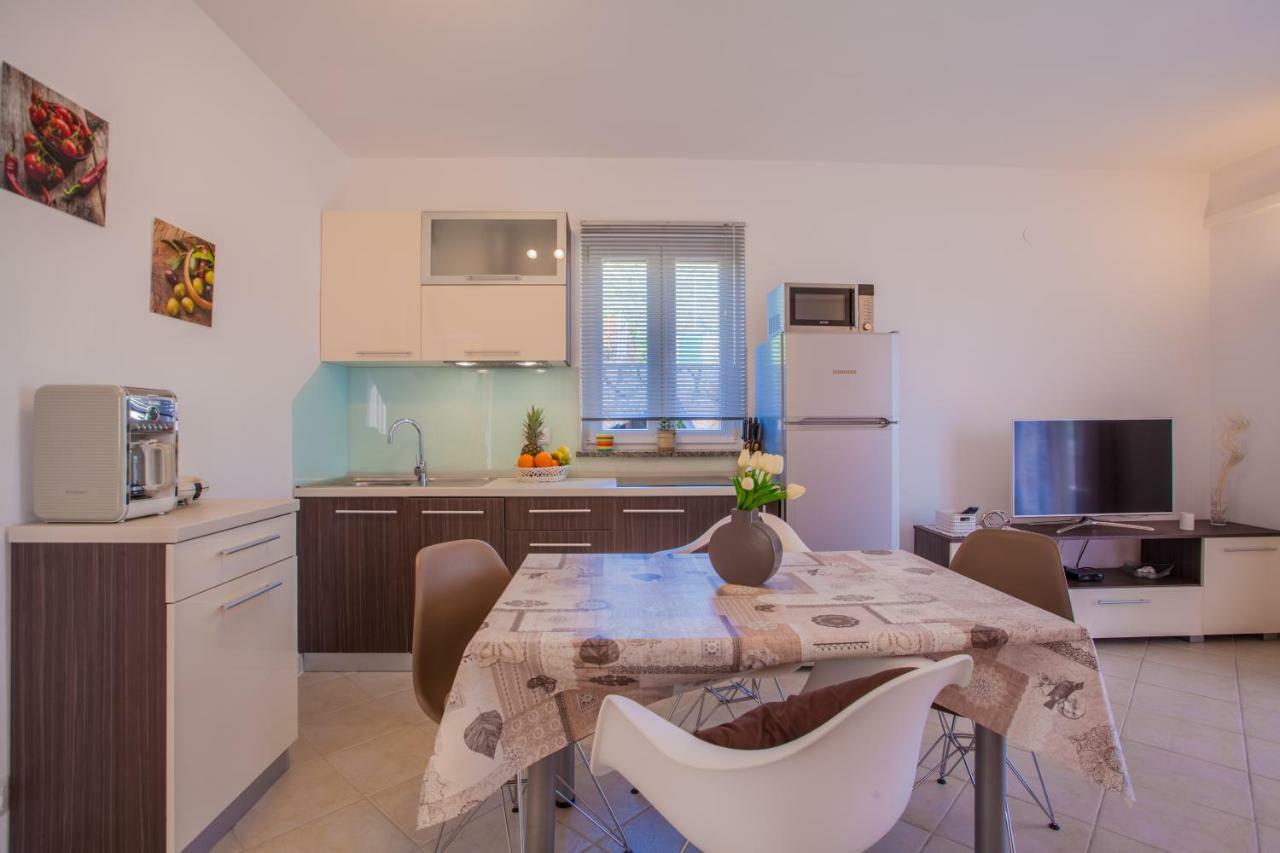 Apartman Madlen Cres Exterior photo